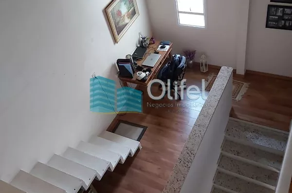 Lindo sobrado em condomínio com ótima localização e segurança 24 horas, 640 m² de terreno com 360 m² de construção, 4 dormitórios sendo 2 suítes e uma com hidromassagem e closet, 2 salas, lavabo, ampla cozinha com copa, lavanderia, ótimo espaço externo co - Foto 15