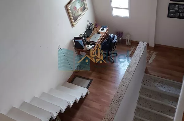 Lindo sobrado em condomínio com ótima localização e segurança 24 horas, 640 m² de terreno com 360 m² de construção, 4 dormitórios sendo 2 suítes e uma com hidromassagem e closet, 2 salas, lavabo, ampla cozinha com copa, lavanderia, ótimo espaço externo co - Foto 15