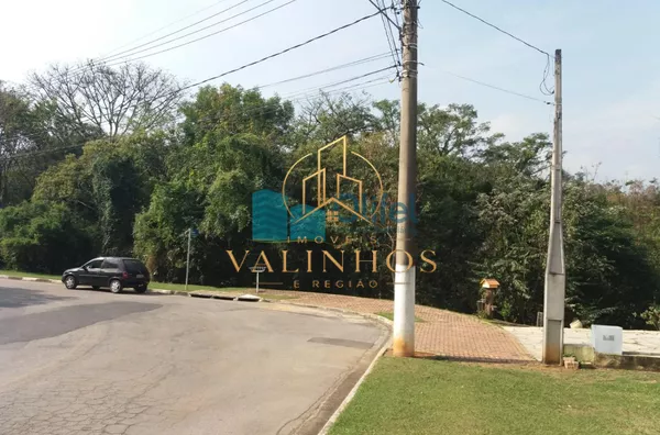 Terreno dentro de condomínio fechado, próximo ao centro da cidade, com topografia privilegiada, projeto  aprovado junto ao condomínio e prefeitura para constução de casa com 206 m² de área útil. Condomínio com Piscina, Churrasqueiras, Quadras de Tênis, Qu