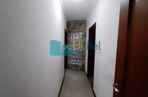 Excelente casa de esquina em bairro residencial, próximo ao centro na cidade de Louveira.  Possui 3 dormitórios sendo 1 suíte com closet e banheira de hidromassagem de 4 lugares. Sala 3 ambientes, sala de TV, escritório, despensa e lavanderia fechada. Pos - Foto 12