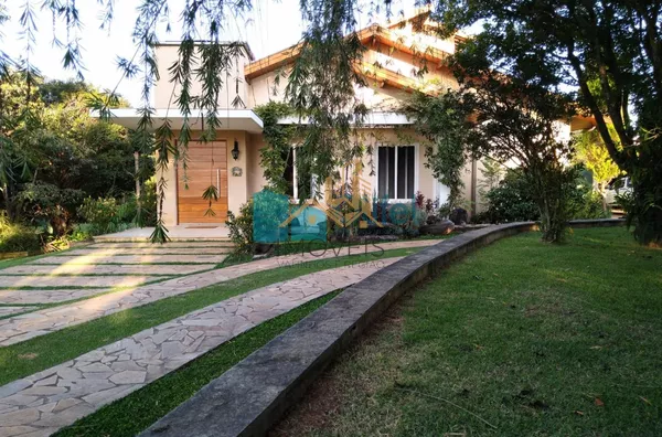 Imagine morar em uma casa, estilo " casa de campo", espaçosa, ambientes  amplos , arejados,  aconchegante, rodeada de natureza, ambientes integrados e com muita qualidade de vida.   Chácara com  2.502m2 de terreno plano, impecável, acabamento de ótima qua - Foto 1