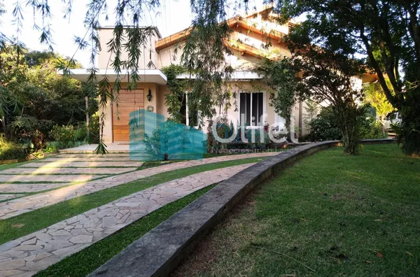 Imagine morar em uma casa, estilo " casa de campo", espaçosa, ambientes  amplos , arejados,  aconchegante, rodeada de natureza, ambientes integrados e com muita qualidade de vida.   Chácara com  2.502m2 de terreno plano, impecável, acabamento de ótima qua - Foto 1