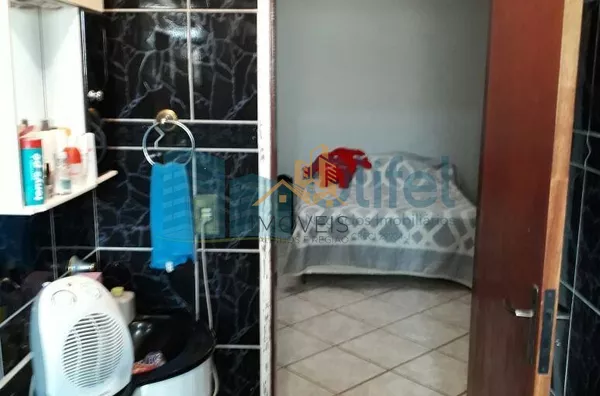 Excelente sobrado em bairro residencial na cidade de Louveira,  com 4 dormitórios, sendo 1 suíte com hidromassagem, banheiro social, sala, cozinha /copa e escritório. Edícula com 1 quarto, banheiro, cozinha e lavanderia.  Confira!!! - Foto 9