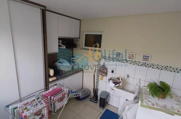 Lindo sobrado em condomínio com ótima localização e segurança 24 horas, 640 m² de terreno com 360 m² de construção, 4 dormitórios sendo 2 suítes e uma com hidromassagem e closet, 2 salas, lavabo, ampla cozinha com copa, lavanderia, ótimo espaço externo co - Foto 16