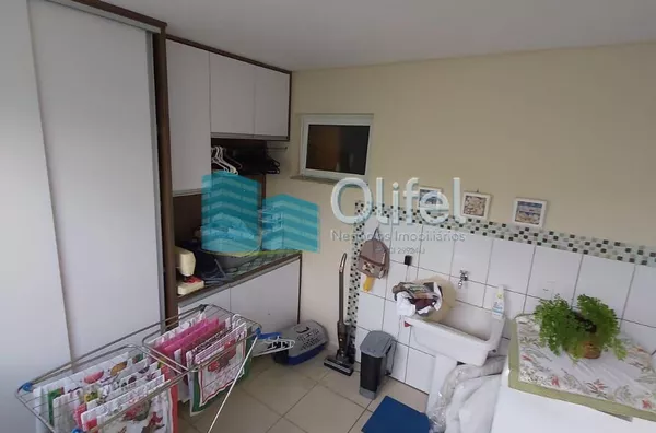 Lindo sobrado em condomínio com ótima localização e segurança 24 horas, 640 m² de terreno com 360 m² de construção, 4 dormitórios sendo 2 suítes e uma com hidromassagem e closet, 2 salas, lavabo, ampla cozinha com copa, lavanderia, ótimo espaço externo co - Foto 16