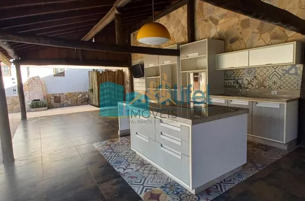 Excelente casa, estilo chácara, com belíssimo acabamento na cidade de Louveira com 1200 m² AT | 500 m² AC, sendo 03 dormitórios, sendo 1 master com closet, 03 banheiros, sala de TV, estar e jantar, lareira, adega, cozinha integrada rica em armários e i - Foto 31