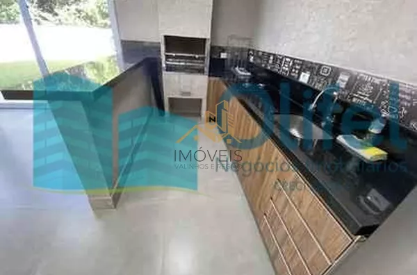 Excelente casa com 306 m², no melhor condomínio de Louveira, 01 suíte máster (closet e banho amplos com varanda + 02 dormitórios amplos, sala ampla e sala de jantar. Todos ambientes com ar condicionado novo. Cozinha, despensa, lavanderia, escritório e áre - Foto 7