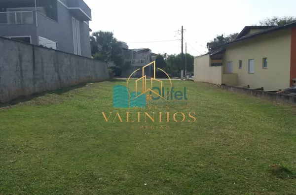 Terreno dentro de condomínio fechado, próximo ao centro da cidade, com topografia privilegiada, projeto  aprovado junto ao condomínio e prefeitura para constução de casa com 206 m² de área útil. Condomínio com Piscina, Churrasqueiras, Quadras de Tênis, Qu
