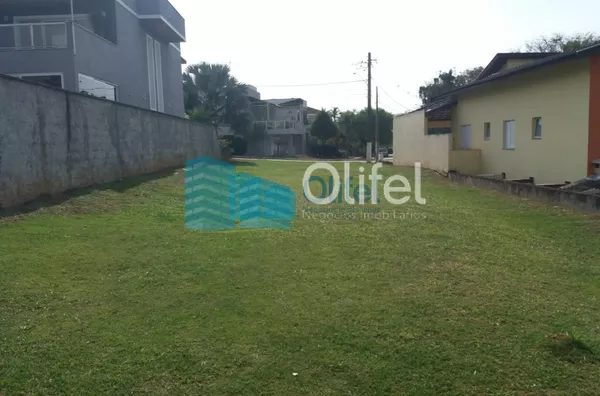 Terreno dentro de condomínio fechado, próximo ao centro da cidade, com topografia privilegiada, projeto  aprovado junto ao condomínio e prefeitura para constução de casa com 206 m² de área útil. Condomínio com Piscina, Churrasqueiras, Quadras de Tênis, Qu - Foto 1