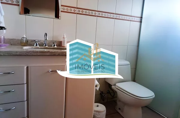 Linda casa no Condomínio Vale do Santa Fé, na cidade de Vinhedo, com excelente terreno, 2520m², 450m2 de construção, com muito verde, vista espetacular das varandas e dos quartos. Muito arejada e aconchegante, com 4 confortáveis suítes, 1 closet, amplo li - Foto 9