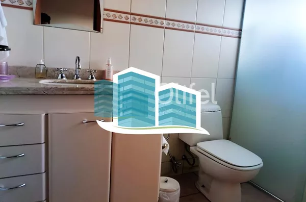 Linda casa no Condomínio Vale do Santa Fé, na cidade de Vinhedo, com excelente terreno, 2520m², 450m2 de construção, com muito verde, vista espetacular das varandas e dos quartos. Muito arejada e aconchegante, com 4 confortáveis suítes, 1 closet, amplo li - Foto 9