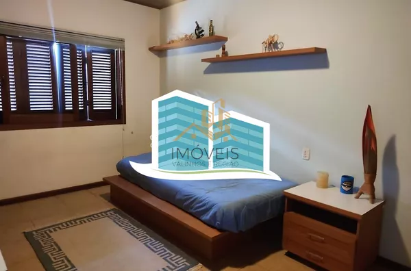 Linda casa no Condomínio Vale do Santa Fé, na cidade de Vinhedo, com excelente terreno, 2520m², 450m2 de construção, com muito verde, vista espetacular das varandas e dos quartos. Muito arejada e aconchegante, com 4 confortáveis suítes, 1 closet, amplo li - Foto 2