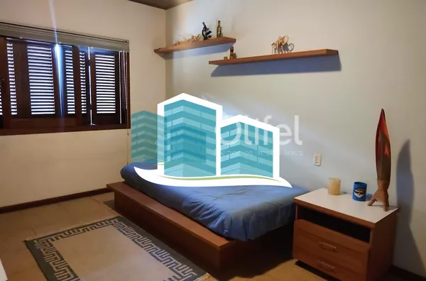 Linda casa no Condomínio Vale do Santa Fé, na cidade de Vinhedo, com excelente terreno, 2520m², 450m2 de construção, com muito verde, vista espetacular das varandas e dos quartos. Muito arejada e aconchegante, com 4 confortáveis suítes, 1 closet, amplo li - Foto 2