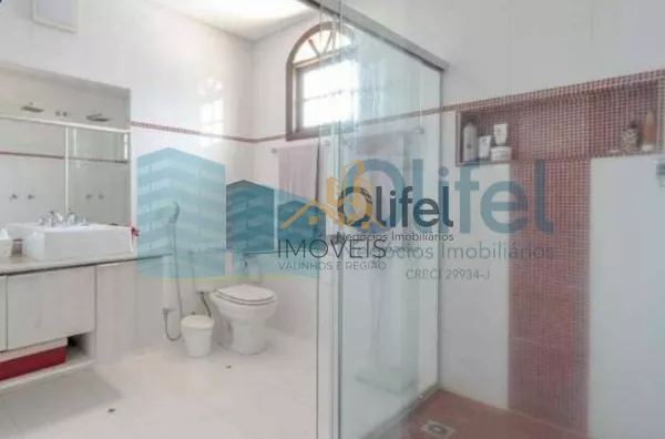 Excelente casa, estilo chácara, com belíssimo acabamento na cidade de Louveira com 1200 m² AT | 500 m² AC, sendo 03 dormitórios, sendo 1 master com closet, 03 banheiros, sala de TV, estar e jantar, lareira, adega, cozinha integrada rica em armários e i - Foto 13
