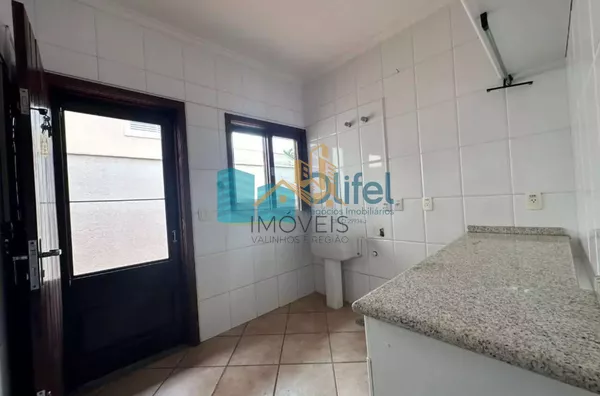 Para você que  busca uma excelente casa, assobradada, ensolarada, com ventilação natural, rua arborizada, condomínio com total segurança, acesso com identificação facial, portaria 24hs, área de lazer em uma cidade como Louveira, com estrutura, porém, mant - Foto 18