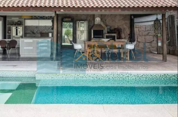 Excelente casa, estilo chácara,   com belíssimo acabamento na cidade de Louveira com  1200 m² AT | 500 m² AC, sendo 03 dormitórios, sendo 1 master com closet, 03 banheiros, sala de TV, estar e jantar, lareira, adega, cozinha integrada rica em armários e i