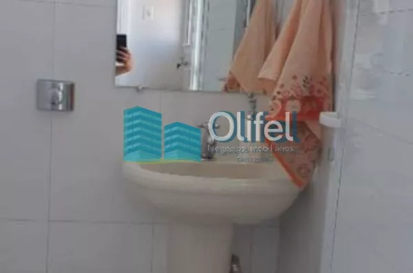 Excelente casa térrea em condomínio fechado com portaria 24hs, segurança com ronda e área de lazer, além de muito verde em suas ruas. Boa localização dentro do condomínio  com  frente para 2 ruas. Casa toda climatizada , sendo 3 suítes, todas com ar condi - Foto 9
