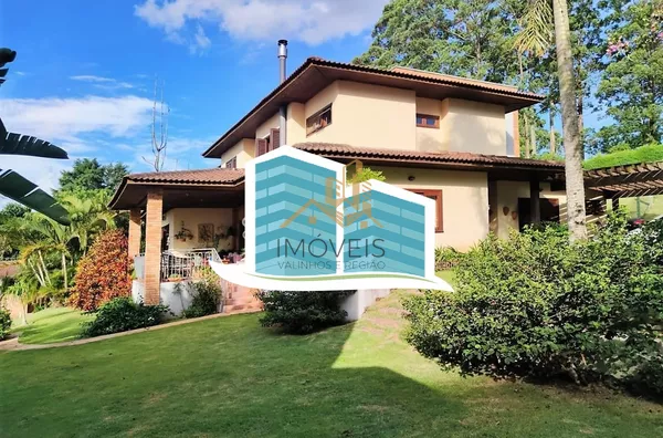 Linda casa no Condomínio Vale do Santa Fé, na cidade de Vinhedo, com excelente terreno, 2520m², 450m2 de construção, com muito verde, vista espetacular das varandas e dos quartos. Muito arejada e aconchegante, com 4 confortáveis suítes, 1 closet, amplo li - Foto 22
