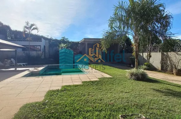 Excelente casa, estilo chácara,   com belíssimo acabamento na cidade de Louveira com  1200 m² AT | 500 m² AC, sendo 03 dormitórios, sendo 1 master com closet, 03 banheiros, sala de TV, estar e jantar, lareira, adega, cozinha integrada rica em armários e i