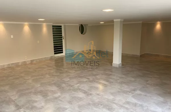 Excelente casa à venda no Condomínio São Joaquim,. Próxima ao lago, iluminação natural e muito arejada. No piso inferior a casa possui um espaço para home office, salão de jogos ou festas, 2 dormitórios e 1 suíte. No piso superior são 3 suítes sendo 1 mas - Foto 14