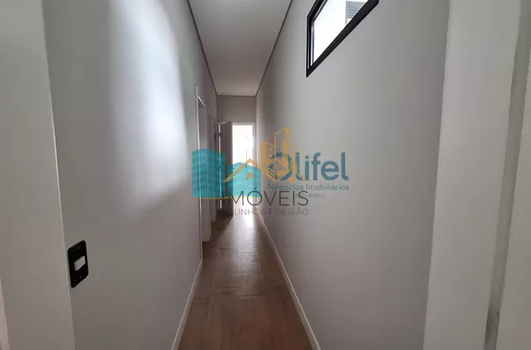 Imagine morar com a sua família em uma casa nova, totalmente térrea em um excelente condomínio com reserva ao seu entorno, ruas arborizadas e uma excelente área de lazer e segurança.  O imóvel possui 3 suítes, sala ampla integrada a cozinha e área gourmet - Foto 11