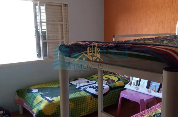 Ótima casa em bairro tradicional na cidade de Louveira. Área mista com 200m de área construída e 250m de área total. Casa com amplas sala de estar e jantar, cozinha planejada, 3 dormitórios, sendo 1 suíte, com closet, jardim de inverno, lavanderia, quarto - Foto 8