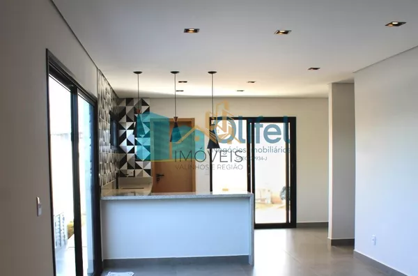 Excelente casa térrea em condomínio fechado na cidade de Louveira com 3 dormitórios, sendo 1 suíte, sala ampla para 2 ambientes, pé direito duplo, lavabo, banheiro social, conceito integrado, área gourmet e quintal. Agende a sua visita - Foto 6