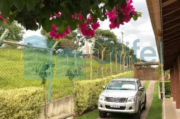 Linda chácara na cidade de Louveira com 3 suítes, ampla sala para2 ambientes, piscina, área gourmet com churrasqueira, forno de pizza, vestiário masculino e feminino com banheiros, pomar, quiosque, cocheira, vaga de garagem para até 10 carros. Excelente l
