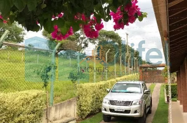 Linda chácara na cidade de Louveira com 3 suítes, ampla sala para2 ambientes, piscina, área gourmet com churrasqueira, forno de pizza, vestiário masculino e feminino com banheiros, pomar, quiosque, cocheira, vaga de garagem para até 10 carros. Excelente l - Foto 5