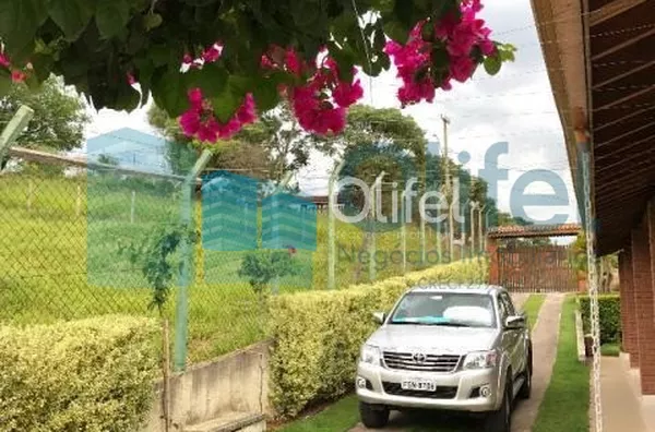 Linda chácara na cidade de Louveira com 3 suítes, ampla sala para2 ambientes, piscina, área gourmet com churrasqueira, forno de pizza, vestiário masculino e feminino com banheiros, pomar, quiosque, cocheira, vaga de garagem para até 10 carros. Excelente l - Foto 5