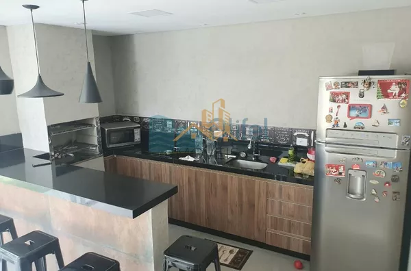 Excelente casa com 306 m², no melhor condomínio de Louveira, 01 suíte máster (closet e banho amplos com varanda + 02 dormitórios amplos, sala ampla e sala de jantar. Todos ambientes com ar condicionado novo. Cozinha, despensa, lavanderia, escritório e áre - Foto 5