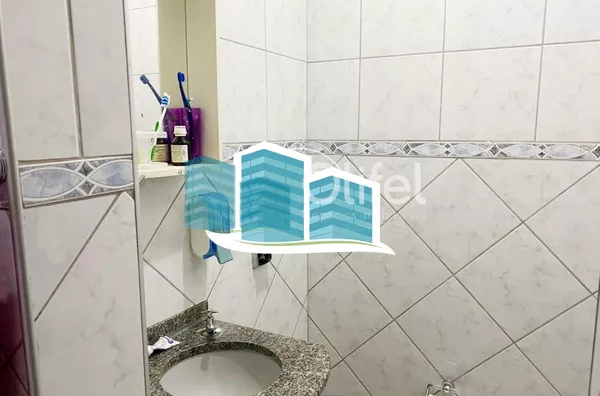 Excelente casa térrea a venda no Condomínio Parque Shangrilá na cidade de Campinas. Muita natureza e verde envolvem esse imóvel. A casa principal tem 3 dormitórios, sendo 1 suíte com closet, sala, cozinha e banheiro. Possui uma casa anexa, com sala, quart - Foto 18