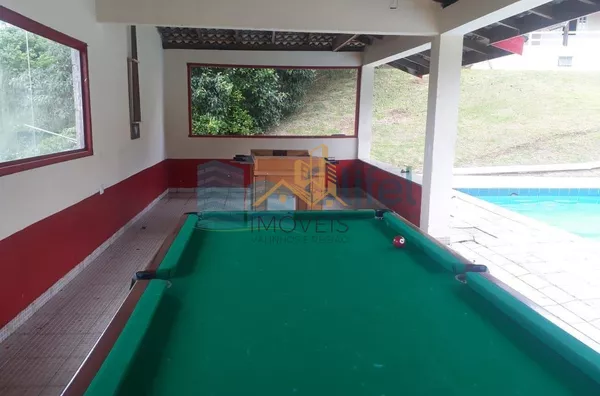 Chácara Paradisíaca! Bairro tranquilo de chácaras residenciais. Rua Asfaltada e próximo a rodovia. Possui salão para festas próximo a piscina, quiosque, sala de jogos, campo de futebol, casa de caseiro. Casa Principal: Toda avarandada com 03 quartos, sala - Foto 15