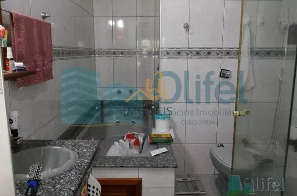Linda casa de esquina com 3 dormitórios, sendo 1 suíte com hidromassagem, sala 2 ambientes, escritório, cozinha planejada, despensa, área gourmet, garagem para 2 carros cobertas, portão automático, bairro tranquilo. Vale a pena conferir. - Foto 7