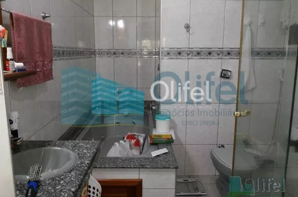 Linda casa de esquina com 3 dormitórios, sendo 1 suíte com hidromassagem, sala 2 ambientes, escritório, cozinha planejada, despensa, área gourmet, garagem para 2 carros cobertas, portão automático, bairro tranquilo. Vale a pena conferir. - Foto 7