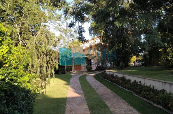 Imagine morar em uma casa, estilo " casa de campo", espaçosa, ambientes  amplos , arejados,  aconchegante, rodeada de natureza, ambientes integrados e com muita qualidade de vida.   Chácara com  2.502m2 de terreno plano, impecável, acabamento de ótima qua - Foto 27