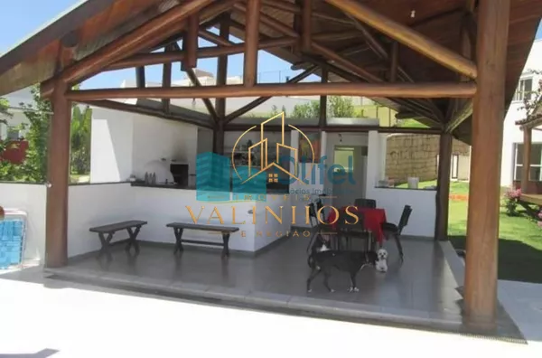 Casa à venda com 5 suítes em  condomínio de alto padrão na cidade de Louveira.  Lindo sobrado moderno e com fino acabamento, são 760m² de construção em um terreno de 1.890m², o andar superior oferece 3 suítes sendo a master com closet e banheira com hidro