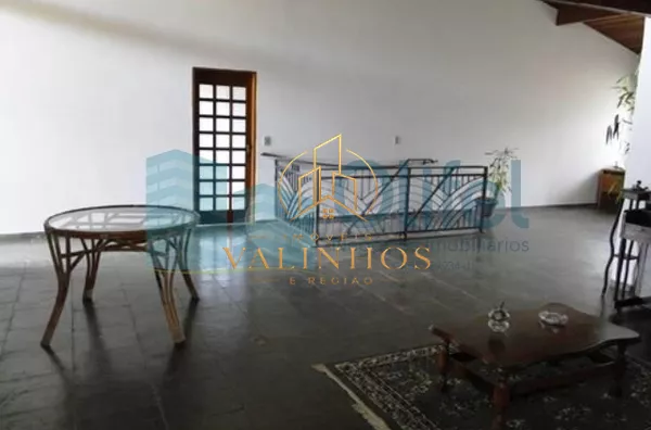 Linda casa em condomínio fechado na cidade de  Vinhedo, 698 m² área construída, 1450,00 m² de terreno, 5 dormitórios sendo 2 suítes, living 4 ambientes, 4 banheiros, 6 vagas de garagem cobertas, piscina, local com muito verde e tranquilidade.  Venha morar