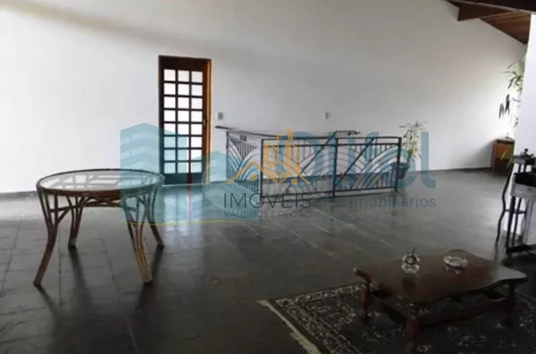 Linda casa em condomínio fechado na cidade de  Vinhedo, 698 m² área construída, 1450,00 m² de terreno, 5 dormitórios sendo 2 suítes, living 4 ambientes, 4 banheiros, 6 vagas de garagem cobertas, piscina, local com muito verde e tranquilidade.  Venha morar - Foto 4