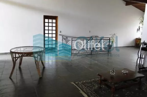 Linda casa em condomínio fechado na cidade de  Vinhedo, 698 m² área construída, 1450,00 m² de terreno, 5 dormitórios sendo 2 suítes, living 4 ambientes, 4 banheiros, 6 vagas de garagem cobertas, piscina, local com muito verde e tranquilidade.  Venha morar - Foto 4