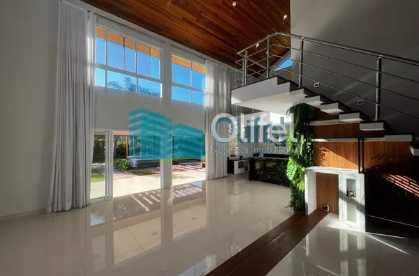 VALOR BAIXOU DE 2.300.000 POR 1.990.000  Belíssima casa térrea à venda no Condomínio Terras de Santa Teresa, localizado em Vinhedo, SP. Com um design moderno e sofisticado, esse imóvel é perfeito para quem busca conforto e qualidade de vida.  Com 3 amplas - Foto 2