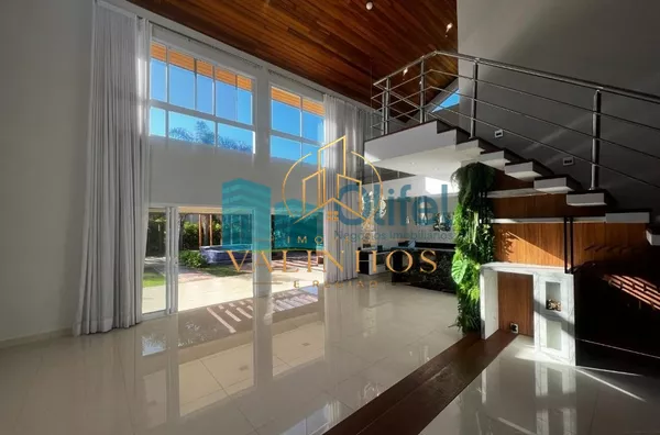 VALOR BAIXOU DE 2.300.000 POR 1.990.000  Belíssima casa térrea à venda no Condomínio Terras de Santa Teresa, localizado em Vinhedo, SP. Com um design moderno e sofisticado, esse imóvel é perfeito para quem busca conforto e qualidade de vida.  Com 3 amplas
