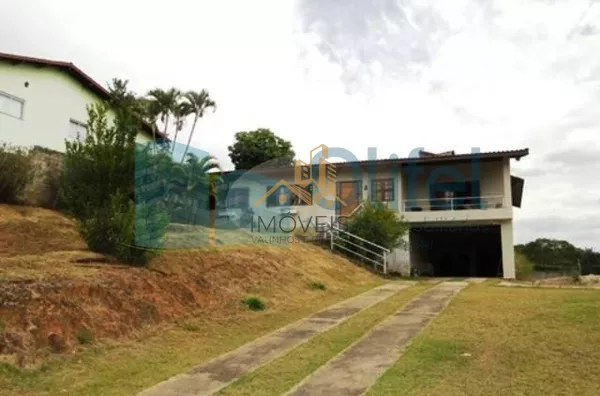 Linda casa em condomínio fechado na cidade de  Vinhedo, 698 m² área construída, 1450,00 m² de terreno, 5 dormitórios sendo 2 suítes, living 4 ambientes, 4 banheiros, 6 vagas de garagem cobertas, piscina, local com muito verde e tranquilidade.  Venha morar - Foto 2