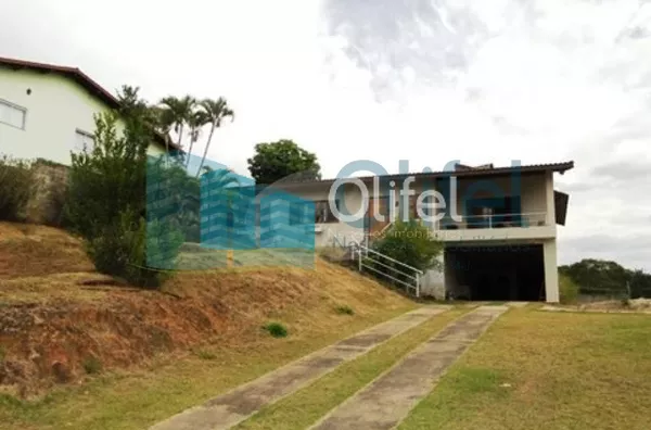 Linda casa em condomínio fechado na cidade de  Vinhedo, 698 m² área construída, 1450,00 m² de terreno, 5 dormitórios sendo 2 suítes, living 4 ambientes, 4 banheiros, 6 vagas de garagem cobertas, piscina, local com muito verde e tranquilidade.  Venha morar - Foto 2