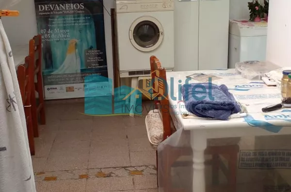 Excelente casa de esquina para comércio ou residência localizada na cidade de Jundiai em um bairro misto, próximo ao centro da cidade.  Imóvel conta com 2 dormitórios, sala, ampla cozinha com armários, lavanderia, banheiro. na parte superior um espaço cob - Foto 10