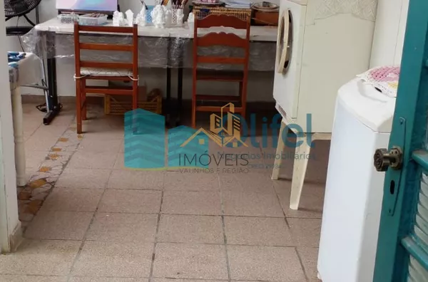 Excelente casa de esquina para comércio ou residência localizada na cidade de Jundiai em um bairro misto, próximo ao centro da cidade.  Imóvel conta com 2 dormitórios, sala, ampla cozinha com armários, lavanderia, banheiro. na parte superior um espaço cob - Foto 11
