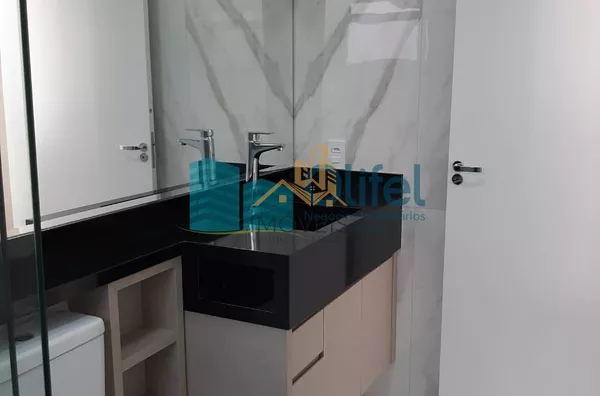 Linda casa térrea, 206m².O imóvel conta com 03 suítes com armários, sendo a suíte master com closet, escritório, lavabo, sala 2 ambientes, cozinha com armários e espaço gourmet com churrasqueira e armários, fogão cooktop  ja instalado. Piscina Aquecida. T - Foto 41