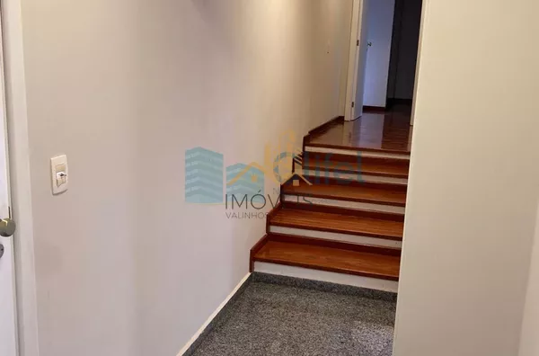 Excelente casa à venda no Condomínio São Joaquim,. Próxima ao lago, iluminação natural e muito arejada. No piso inferior a casa possui um espaço para home office, salão de jogos ou festas, 2 dormitórios e 1 suíte. No piso superior são 3 suítes sendo 1 mas - Foto 46