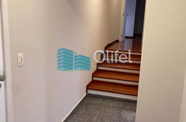 Excelente casa à venda no Condomínio São Joaquim,. Próxima ao lago, iluminação natural e muito arejada. No piso inferior a casa possui um espaço para home office, salão de jogos ou festas, 2 dormitórios e 1 suíte. No piso superior são 3 suítes sendo 1 mas - Foto 46