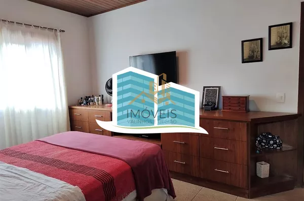 Linda casa no Condomínio Vale do Santa Fé, na cidade de Vinhedo, com excelente terreno, 2520m², 450m2 de construção, com muito verde, vista espetacular das varandas e dos quartos. Muito arejada e aconchegante, com 4 confortáveis suítes, 1 closet, amplo li - Foto 37